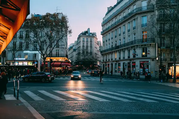 Image d'une voiture roulant au centre ville urbain